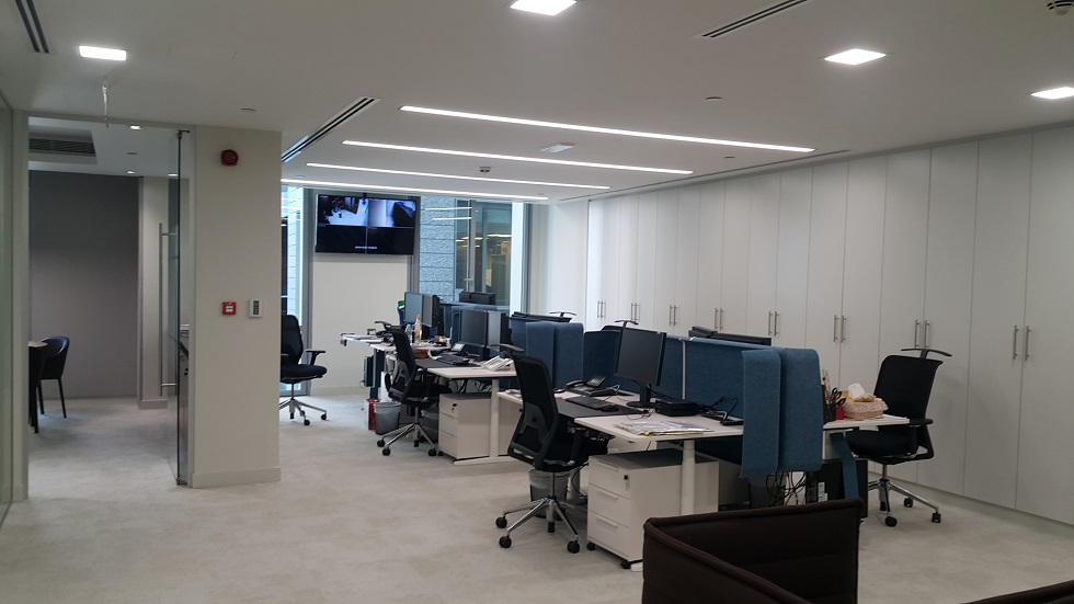 Pitect – Workstations under linear lighting