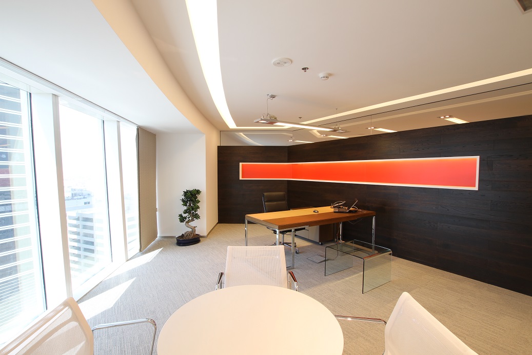 BCGE Bank of Geneva – Meeting area with red accent wall