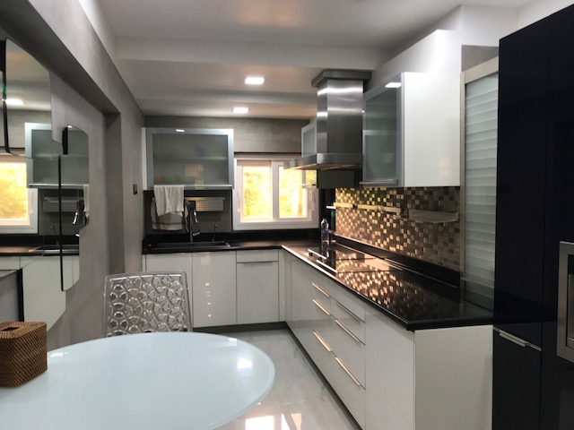Juhu – Mumbai – Gloss modular kitchen